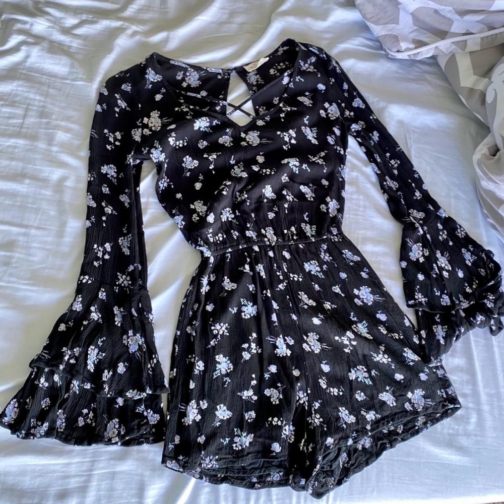 Hollister Ruffle Bell Sleeve Floral Black Romper Women's Size Medium